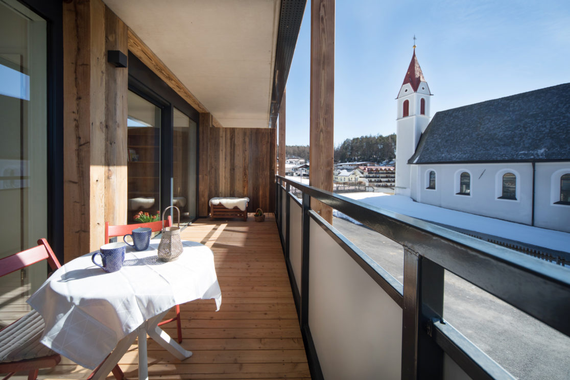 Balkon des Heislerhofs mit Blick auf die Kirche
