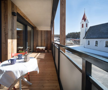 Balkon des Heislerhofs mit Blick auf die Kirche